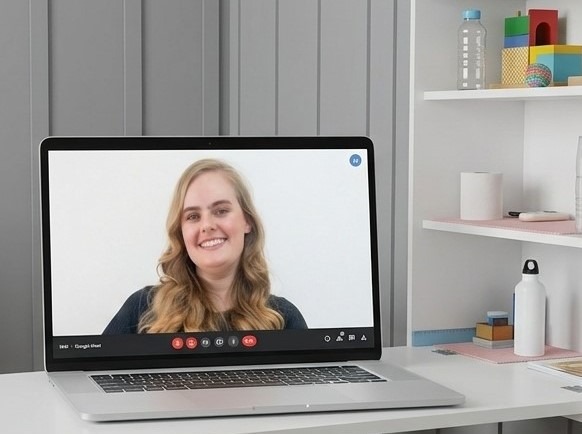 Letícia realizando atendimento de orientação online